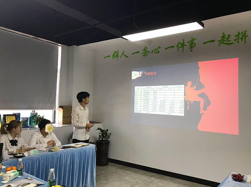推廣部同事正在匯報(bào)工作